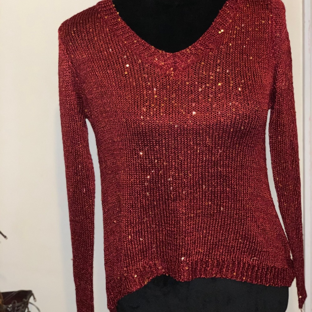 Maroon light sweater, sequins